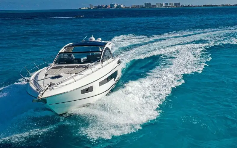 Yacht "Comaye Sunseeker"