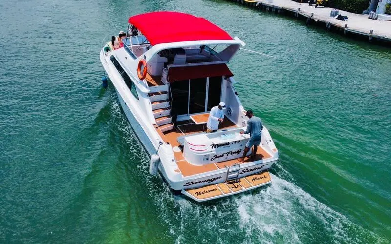 Yacht "Savage Saint FlyBridge"
